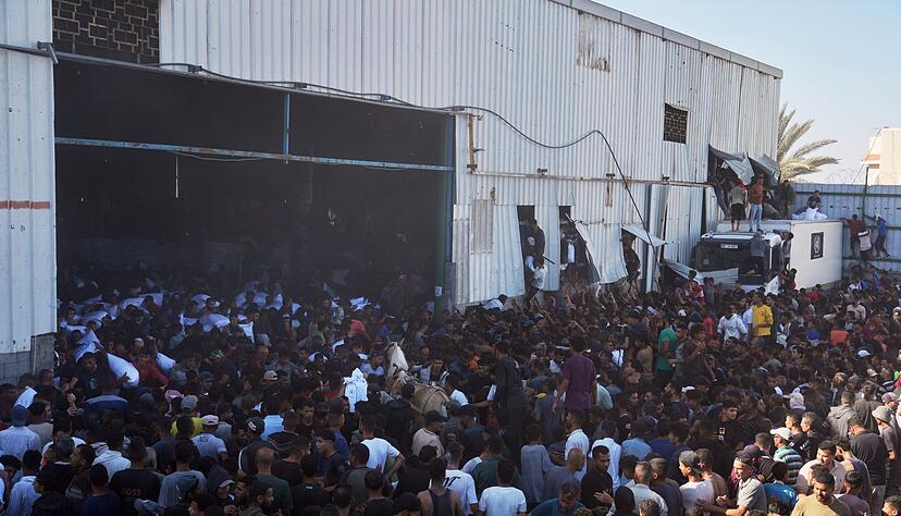 Pal&auml;stinenser tragen S&auml;cke mit Mehl, nachdem sie ein Lagerhaus des Weltern&auml;hrungsprogramms der Vereinten Nationen in Zawaida im zentralen Gazastreifen gest&uuml;rmt haben.