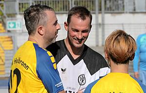 Marijo Maric (Mitte) beim Fachsimpeln mit VfR-Erkan Acikara (links). Marijo Maric (Mitte) beim Fachsimpeln mit VfR-Erkan Acikara (links).