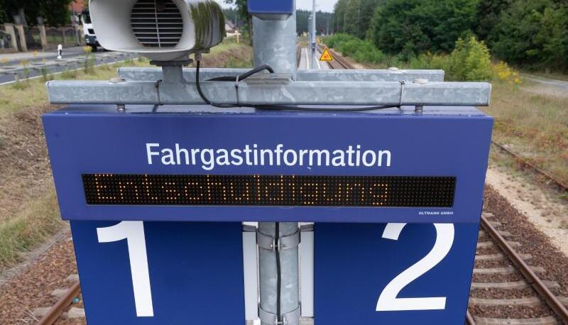 Das Wort "Entschuldigung" steht auf einer digitalen Anzeigetafel an einem Bahnsteig. Foto: dpa