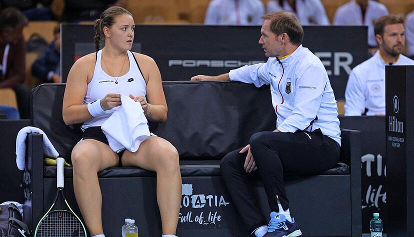 Jule Niemeier, hier mit Teamchef Rainer Schüttler auf der Bank, spielt seit zwei Jahren für das deutsche Team im Billie-Jean-King-Cup. Foto: dpa Jule Niemeier, hier mit Teamchef Rainer Schüttler auf der Bank, spielt seit zwei Jahren für das deutsche Team im Billie-Jean-King-Cup. Foto: dpa