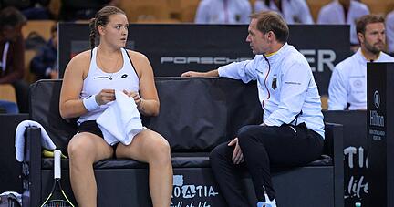 Jule Niemeier, hier mit Teamchef Rainer Schüttler auf der Bank, spielt seit zwei Jahren für das deutsche Team im Billie-Jean-King-Cup. Foto: dpa