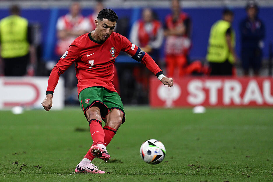 Cristiano Ronaldo bekommt in der 105. Minute gegen Slowenien die Chance alles zu entscheiden.