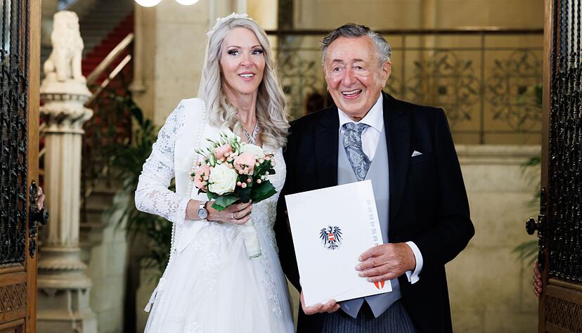 Im Juni wagte r Richard Lugner in sechstes Mal den Schritt in die Ehe und heiratete Simone Reiländer. (Archivbild) Im Juni wagte r Richard Lugner in sechstes Mal den Schritt in die Ehe und heiratete Simone Reiländer. (Archivbild)