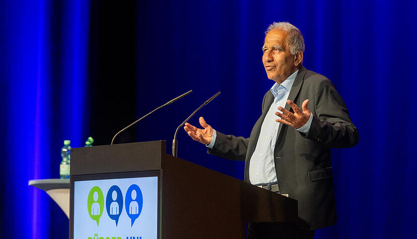 „Mit Physik kann man nicht verhandeln“: Mojib Latif auf dem Bildungscampus der Dieter-Schwarz-Stiftung. „Mit Physik kann man nicht verhandeln“: Mojib Latif auf dem Bildungscampus der Dieter-Schwarz-Stiftung.