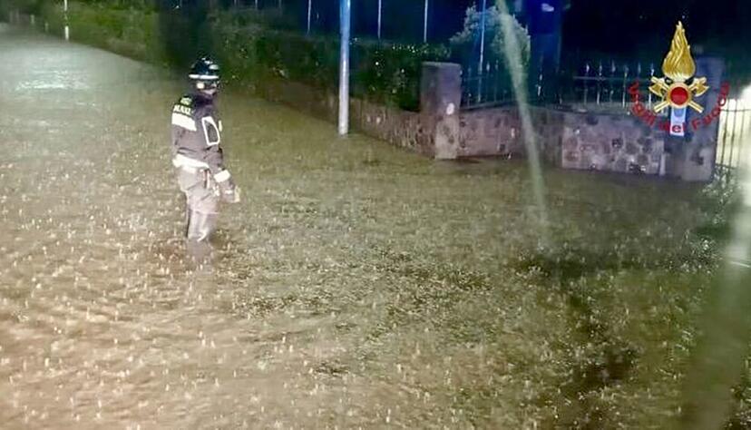 Italien, Brazzano di Cormons: Ein Feuerwehrmann steht nach Unwettern im Norden Italiens mit Überschwemmungen im Wasser. Italien, Brazzano di Cormons: Ein Feuerwehrmann steht nach Unwettern im Norden Italiens mit Überschwemmungen im Wasser.