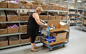 Im Versandlager weisen Leuchten an den Regalen den Kommissionierern den Weg zum n&auml;chsten ben&ouml;tigten Artikel.
Fotos: Heiko Fritze