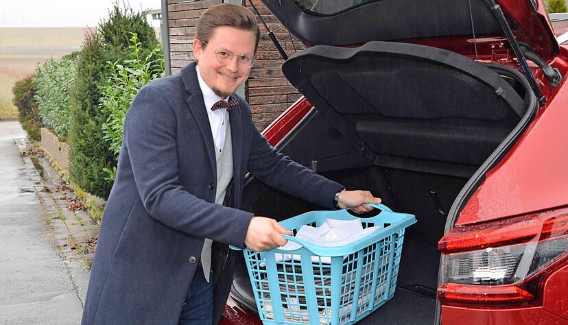 Der Kirchhausener Florian Wieland holt die Wäsche selbst bei seinen Kunden ab und bringt sie auch wieder zurück. Einzeln in Plastikfolien verpackte Hemden gibt es bei ihm nicht.
Foto: Stefanie Pfäffle