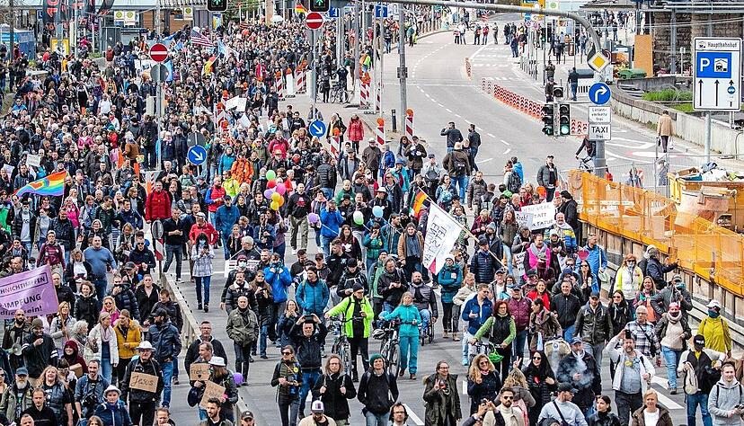 In Stuttgart haben am vergangenen Samstag Tausende gegen die Corona-Auflagen demonstriert − und gleichzeitig gegen diese verstoßen. Im Nachgang gibt es Diskussionen darüber, warum die Veranstaltung genehmigt wurde.
Foto: dpa In Stuttgart haben am vergangenen Samstag Tausende gegen die Corona-Auflagen demonstriert − und gleichzeitig gegen diese verstoßen. Im Nachgang gibt es Diskussionen darüber, warum die Veranstaltung genehmigt wurde.
Foto: dpa