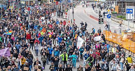 In Stuttgart haben am vergangenen Samstag Tausende gegen die Corona-Auflagen demonstriert − und gleichzeitig gegen diese verstoßen. Im Nachgang gibt es Diskussionen darüber, warum die Veranstaltung genehmigt wurde.
Foto: dpa In Stuttgart haben am vergangenen Samstag Tausende gegen die Corona-Auflagen demonstriert − und gleichzeitig gegen diese verstoßen. Im Nachgang gibt es Diskussionen darüber, warum die Veranstaltung genehmigt wurde.
Foto: dpa