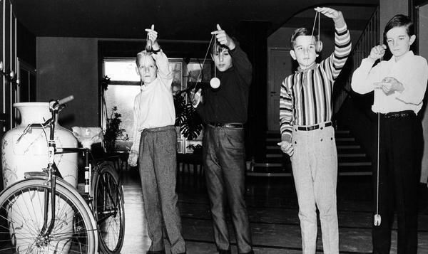 1966: Merkur lädt den amerikanischen Jo-Jo-Champion Peter Panama ein. Die vier Jungs haben zahlreiche Tricks von ihm, die sie bei der Stadtmeisterschaft im Bambi-Filmtheater zeigen.