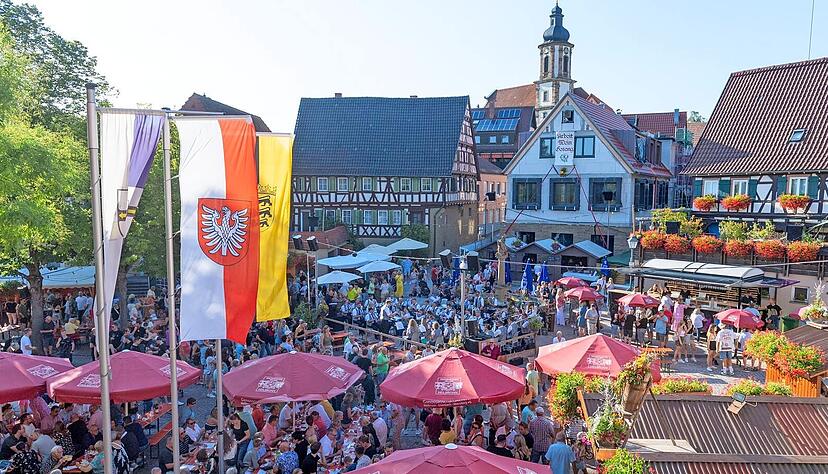 Es ist nicht nur das romantische Flair durch die idyllischen Gassen, die Fachwerkhäuser und die liebevoll mit Blumen dekorierten Stände oder das große kulinarische Angebot. Das Original Erlenbacher Weinfest ist auch deshalb ein Besuchermagnet, weil es ein beliebter Treffpunkt ist.
Fotos: Berger Es ist nicht nur das romantische Flair durch die idyllischen Gassen, die Fachwerkhäuser und die liebevoll mit Blumen dekorierten Stände oder das große kulinarische Angebot. Das Original Erlenbacher Weinfest ist auch deshalb ein Besuchermagnet, weil es ein beliebter Treffpunkt ist.
Fotos: Berger