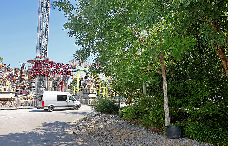 Schausteller bereiten ihre Attraktionen für das Volksfest Heilbronn 2025 vor.