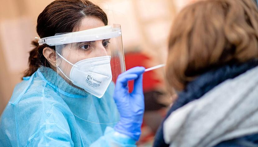 In den Kommunen des Hohenlohekreises gibt es ganz unterschiedliche Vorgehensweisen, was Corona-Tests in den Kinderbetreuungseinrichtungen angeht. Foto: dpa In den Kommunen des Hohenlohekreises gibt es ganz unterschiedliche Vorgehensweisen, was Corona-Tests in den Kinderbetreuungseinrichtungen angeht. Foto: dpa