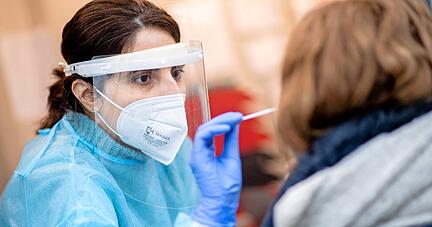 In den Kommunen des Hohenlohekreises gibt es ganz unterschiedliche Vorgehensweisen, was Corona-Tests in den Kinderbetreuungseinrichtungen angeht.
Foto: dpa