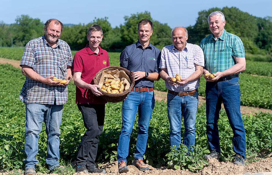 Auf den &Auml;ckern des Familienbetriebs Schiefer und Hirschm&uuml;ller hat sich eine Gruppe Landwirte und Kunden zusammengefunden, um den Auftakt der Kartoffelsaison 2025 in der Region Heilbronn, aber auch in ganz Baden-W&uuml;rttemberg einzul&auml;uten.&nbsp;