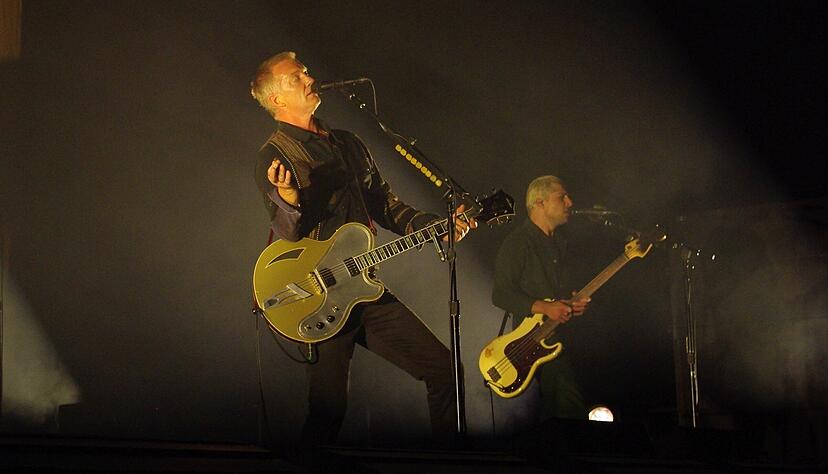 Josh Homme und seine Queens of the Stone Age spielten vor knapp 5000 Fans in der Schleyerhalle. Josh Homme und seine Queens of the Stone Age spielten vor knapp 5000 Fans in der Schleyerhalle.