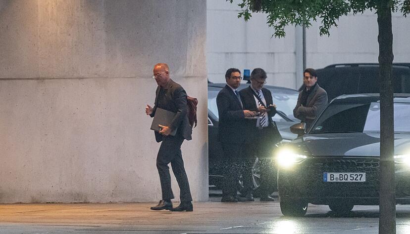 SPD-Fraktionschef Matthias Miersch hat auf dem Weg ins Kanzleramt Unterlagen dabei. SPD-Fraktionschef Matthias Miersch hat auf dem Weg ins Kanzleramt Unterlagen dabei.