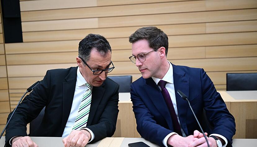 Sprechen mit ihren Teams nun auch offiziell miteinander: Cem &Ouml;zdemir (l) und Manuel Hagel. (Archivbild)