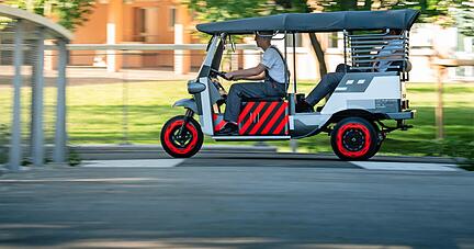 Die E-Rikscha der Neckarsulmer Audi-Azubis hat schon vor dem Festival viel Aufmerksamkeit erhalten.
Foto: Audi