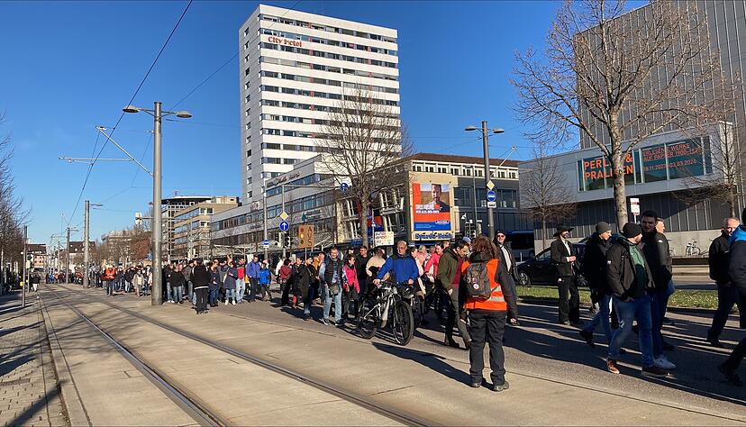 Protestmarsch auf der Heilbronner Allee.