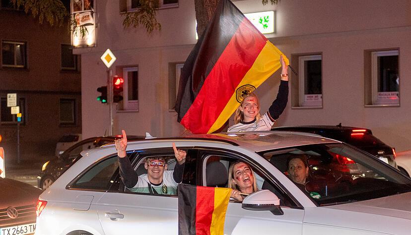 Fans feiern in Heilbronn bei Autokorso den deutschen EM-Sieg gegen Schottland.