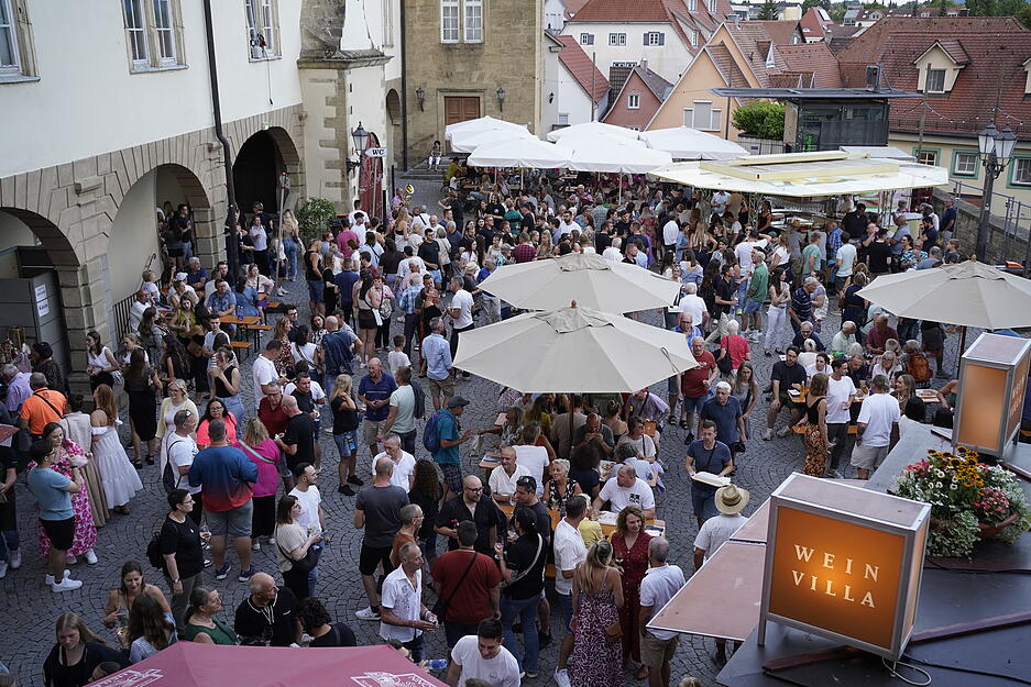 Viel los war am Samstag beim Hohenloher Weindorf in Öhringen. Besucher konnten an zahlreichen Ständen Wein und Essen genießen. Viel los war am Samstag beim Hohenloher Weindorf in Öhringen. Besucher konnten an zahlreichen Ständen Wein und Essen genießen.