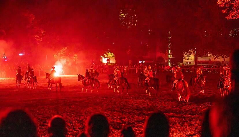 Die Zuschauer genießen in Leingarten das Finale des Käsritts.