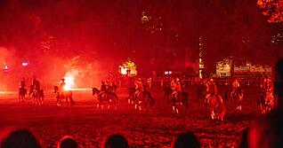 Die Zuschauer genießen in Leingarten das Finale des Käsritts.