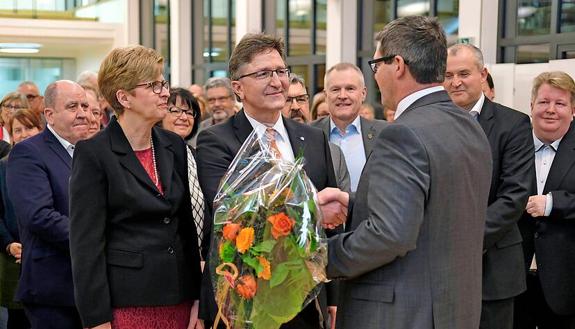 Bürgermeister Volker Schiek (Mitte) und Ehefrau Gerda nehmen Gratulation und Blumenstrauß von seinem Stellvertreter Peter Haug entgegen.
Foto: Dennis Mugler Bürgermeister Volker Schiek (Mitte) und Ehefrau Gerda nehmen Gratulation und Blumenstrauß von seinem Stellvertreter Peter Haug entgegen.
Foto: Dennis Mugler