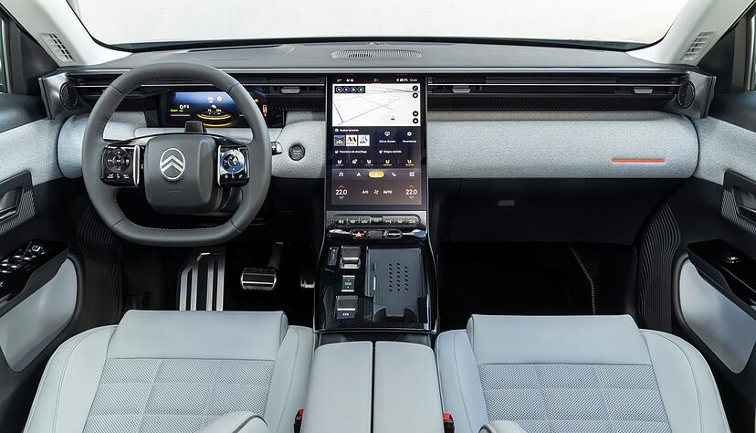 Auf dem neuesten Stand: Digitales Cockpit und Bildschirme - und ein KI-Assistent.