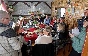 Siegfried Lauk (links) ist mit der Lauk GmbH bis Ende September noch Tr&auml;ger des Projekts "Last Hope &minus; M&uuml;hle der Hoffnung". Er w&uuml;nscht sich, dass es weiterl&auml;uft, eine Kooperation mit Aufbaugilde und Streetwork und dass sich der Landkreis beteiligt, wie er den Mitgliedern des Sozialausschusses bei ihrem Besuch sagte.
Fotos: Ralf Seidel