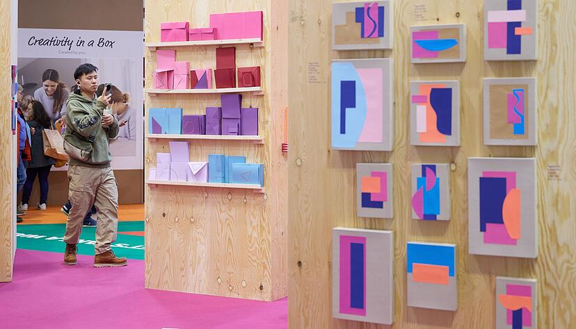 Mit Tonpapier in knalligen Farben lassen sich Kartons einfach verschönert. Mit Tonpapier in knalligen Farben lassen sich Kartons einfach verschönert.