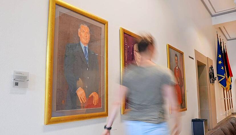 Der ehemalige Oberbürgermeister Dr. Hans Hoffmann vertuschte seine NS-Vergangenheit. An seinem Portrait im Foyer der Rathaus hängt inzwischen ein Hinweisschild plus QR-Code Der ehemalige Oberbürgermeister Dr. Hans Hoffmann vertuschte seine NS-Vergangenheit. An seinem Portrait im Foyer der Rathaus hängt inzwischen ein Hinweisschild plus QR-Code
