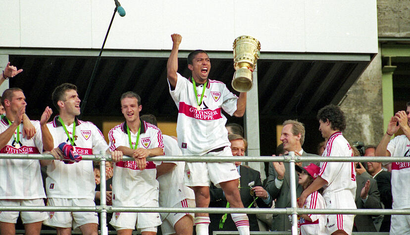 Doppeltorschütze Giovane Élber im Juni 1997 mit geballter Jubelfaust in der rechten Hand und dem DFB-Pokal in der linken.