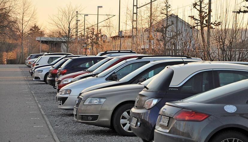 Autos am P+R-Platz beim Kirchheimer Bahnhof: Der Ort ist bei Pendlern aus der Region Heilbronn beliebt, die dann weiter Richtung Stuttgart fahren. Foto: Archiv/Hettich