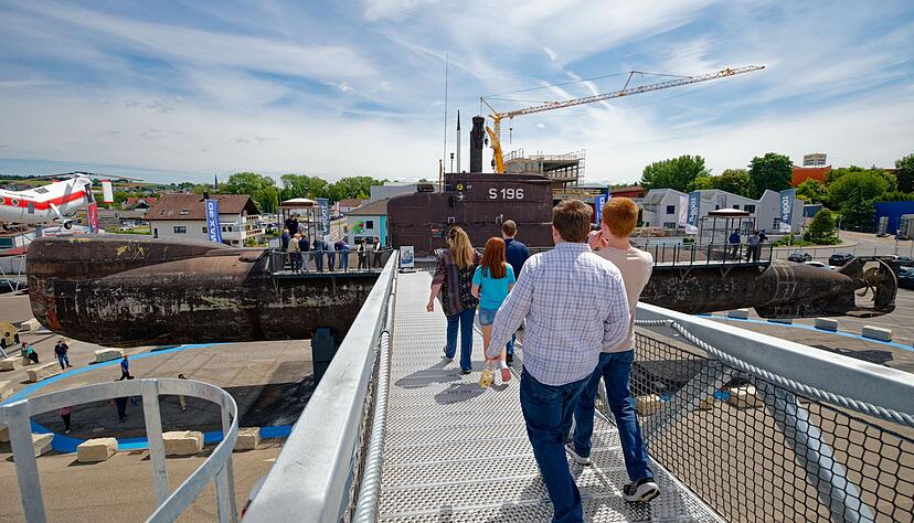 Eine 20 Meter lange Br&uuml;cke verbindet das U-Boot mit einer der Ausstellungshallen.
