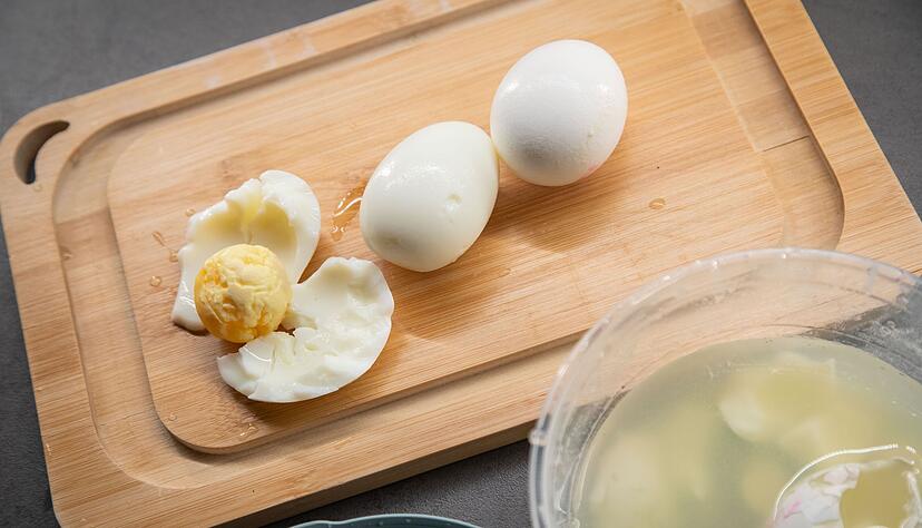 Gemischtes Fazit: Ein Ei ist kaputt, eins komplett gesch&auml;lt, und eins mit v&ouml;llig intakter Schale.