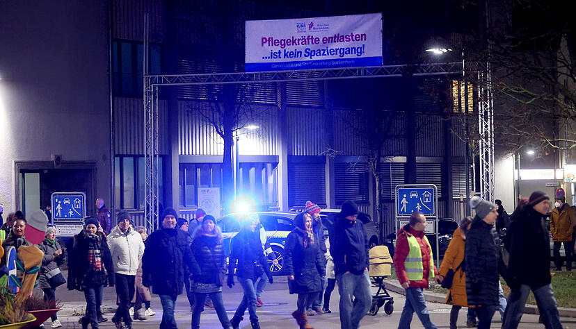 Viele sogenannte Spaziergänge am Montagabend, wie hier in Brackenheim, verliefen friedlich. In Bad Friedrichshall löste die Polizei einen nicht angemeldeten "Spaziergang" auf. Foto: Ralf Seidel Viele sogenannte Spaziergänge am Montagabend, wie hier in Brackenheim, verliefen friedlich. In Bad Friedrichshall löste die Polizei einen nicht angemeldeten "Spaziergang" auf. Foto: Ralf Seidel