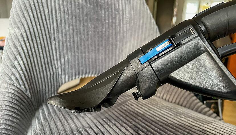 Tiefenreinigung leicht gemacht: Waschsauger spr&uuml;hen Reinigungsl&ouml;sung auf und saugen gel&ouml;sten Schmutz direkt ab.