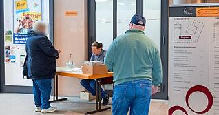 Viele Menschen machten am Sonntag von ihrem Wahlrecht Gebrauch, hier zum Beispiel im Rathaus in Flein.