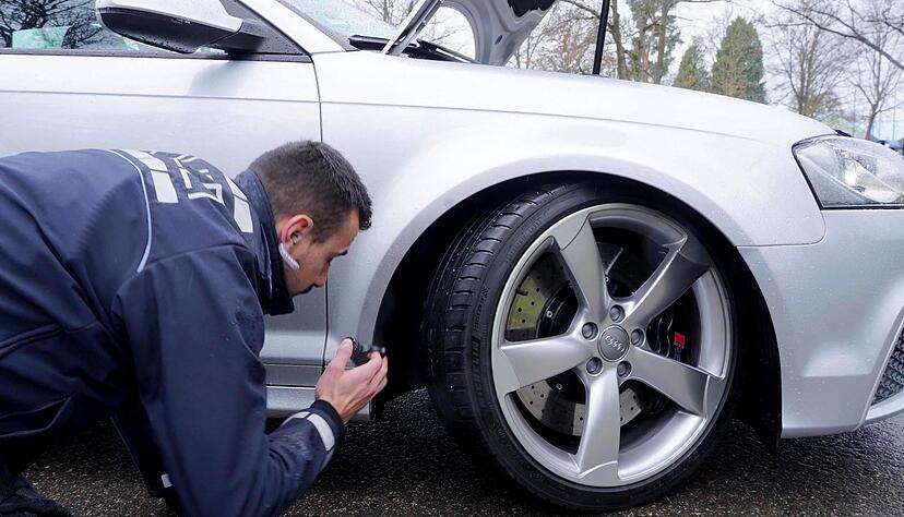 Bereits seit einigen Jahren - wie hier 2023 - kontrolliert die Polizei am sogenannten Car-Freitag besonders viel. (Archivbild) Bereits seit einigen Jahren - wie hier 2023 - kontrolliert die Polizei am sogenannten Car-Freitag besonders viel. (Archivbild)