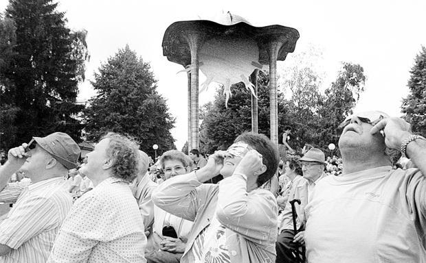 Himmels-Blicke: Kurgäste verfolgen das Naturschauspiel am Monopteros im Kurpark in Bad Rappenau. Himmels-Blicke: Kurgäste verfolgen das Naturschauspiel am Monopteros im Kurpark in Bad Rappenau.