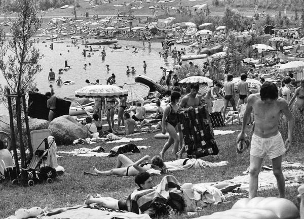 18.06.1986 - "Kaiserwetter" mit Temperaturen bis 29 Grad lockt tausende sonnenhungrige Menschen zum neuen See. 18.06.1986 - "Kaiserwetter" mit Temperaturen bis 29 Grad lockt tausende sonnenhungrige Menschen zum neuen See.