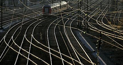 Eine Regionalbahn fährt in München aus dem Hauptbahnhof. (Archivbild)