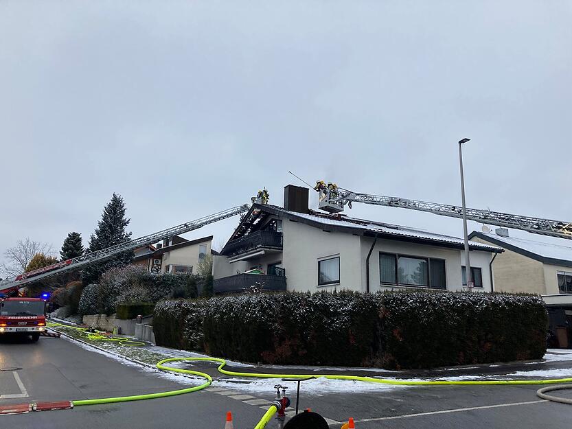 Der entstandene Sachschaden am Drei-Parteien-Haus beträgt laut Feuerwehr weit über 500.000 Euro. Der entstandene Sachschaden am Drei-Parteien-Haus beträgt laut Feuerwehr weit über 500.000 Euro.