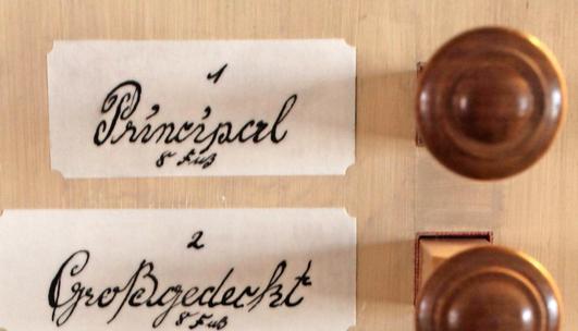 Die Papierschilder der Register sind neu beschriftet.