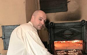 Alex Dück hat einen warmen Platz im Backhaus. Er macht Flammkuchen.