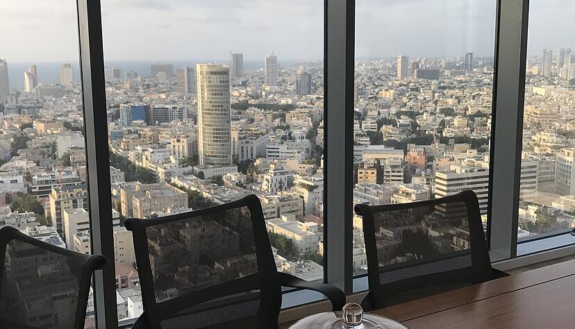 Leere St&uuml;hle im Konferenzraum der Au&szlig;enhandelskammer in Tel Aviv. Derzeit sind keine Besuche m&ouml;glich.