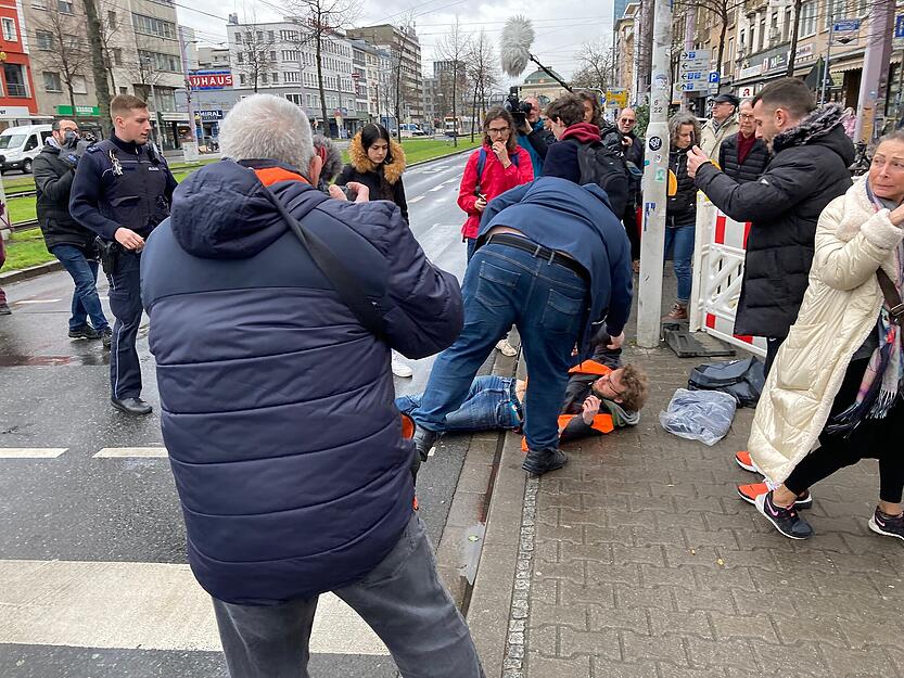 "Letzte Generation" blockiert Straße in Mannheim