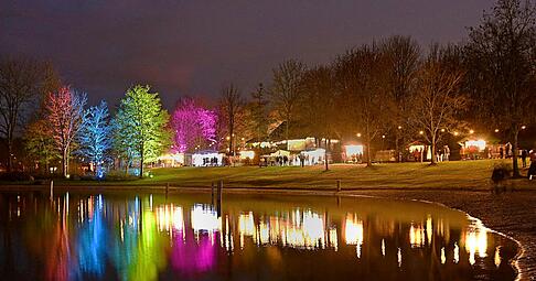 70 Stände und dekorative Beleuchtung locken die Gäste zurSeeweihnacht.

Foto: Roland Schweizer